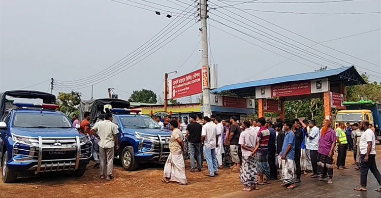 চাঁপাইনবাবগঞ্জে তেল নিতে গিয়ে বিএনপি নেতার হাতে মারধরের শিকার পুলিশ সদস্য