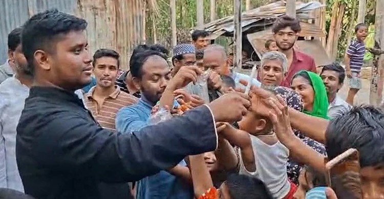 লোডশেডিংয়ের প্রতিবাদে এলাকায় মোমবাতি বিতরণ, যা বললেন হাসনাত আব্দুল্লাহ