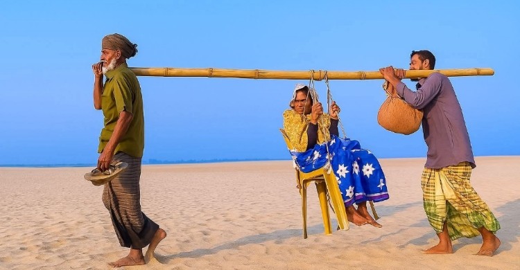গাইবান্ধার চরে রোগীর বাহক বাঁশ আর দড়ি
