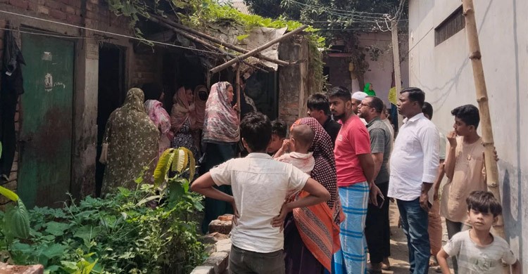 টঙ্গীতে ঘরের মেঝেতে পড়ে ছিল ছোট ছেলের লাশ, রেললাইনে বাবার