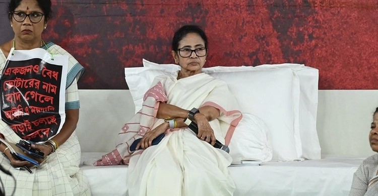 পদত্যাগে অনড় মমতা, বরখাস্তের হুঁশিয়ারি হিমন্ত শর্মার