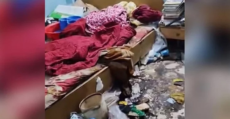 একা ঘরে মরে মায়ের মরদেহে পচন, জানেনা সচিব ও বিশ্ববিদ্যালয়ের শিক্ষক ছেলেরা