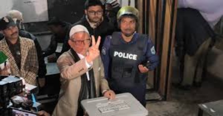 ঠাকুরগাঁওয়ে ভোট দিলেন বিএনপির মহাসচিব মির্জা ফখরুল