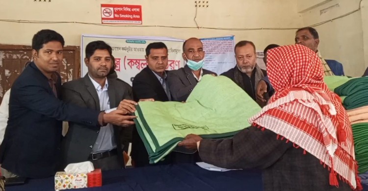 রাজিবপুর সদর ইউনিয়নে শীতার্তদের মাঝে কম্বল বিতরণ