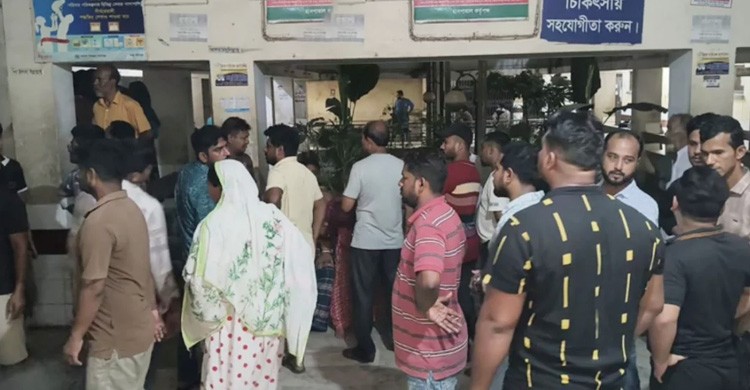 দেয়াল ধসে নিহতের ঘটনার সালিশ চলাকালে ফের দেয়াল ধসে সাবেক কাউন্সিলরসহ আহত ৩