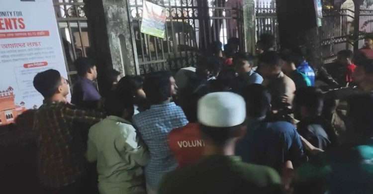 মুহসীন হলে ব্যানারকে ঘিরে ছাত্রদল-হল সংসদের সংঘর্ষ, হাতাহাতি