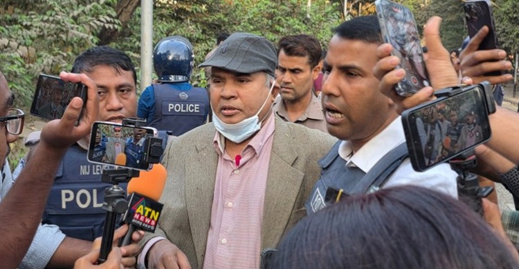ধানমন্ডি ৩২ নম্বরে ফুল দিতে এসে ঢাবি শিক্ষকসহ ৫ জন আটক