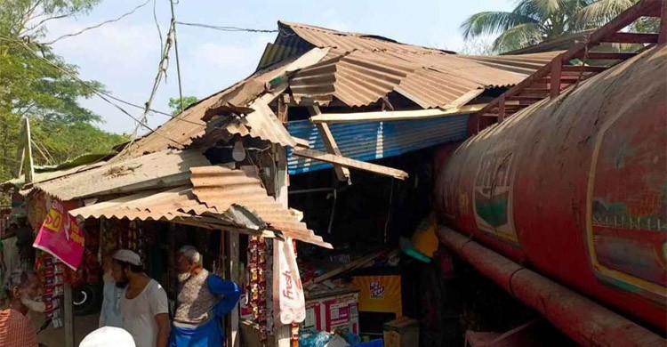 দোকানে ঢুকে পড়ল তেলবাহী ট্রাক, ঘটনাস্থলেই ২ জনের মৃত্যু