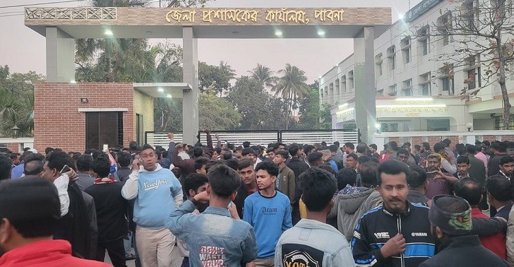 ভোট পুনঃগণনার দাবিতে ডিসি‌‌ অফিস ঘেরাও করে বিএনপি নেতাকর্মীদের বিক্ষোভ
