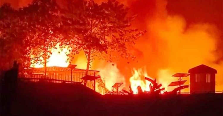 মধ্যরাতে রোহিঙ্গা ক্যাম্পে ভয়াবহ আগুন, পুড়ল ৫০০ বসতি