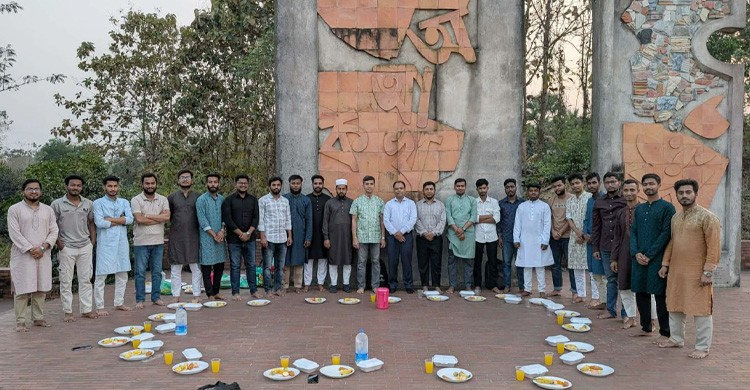 কুবিতে 'চান্দিনা স্টুডেন্ট অর্গানাইজেশন'-এর ইফতার মাহফিল অনুষ্ঠিত